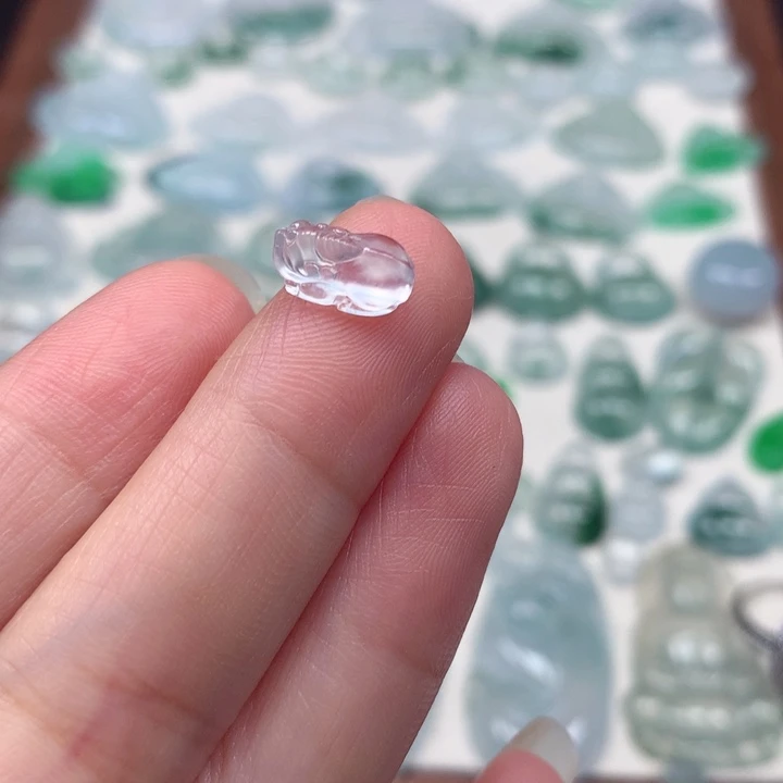 翡翠未镶嵌颈饰高冰貔貅