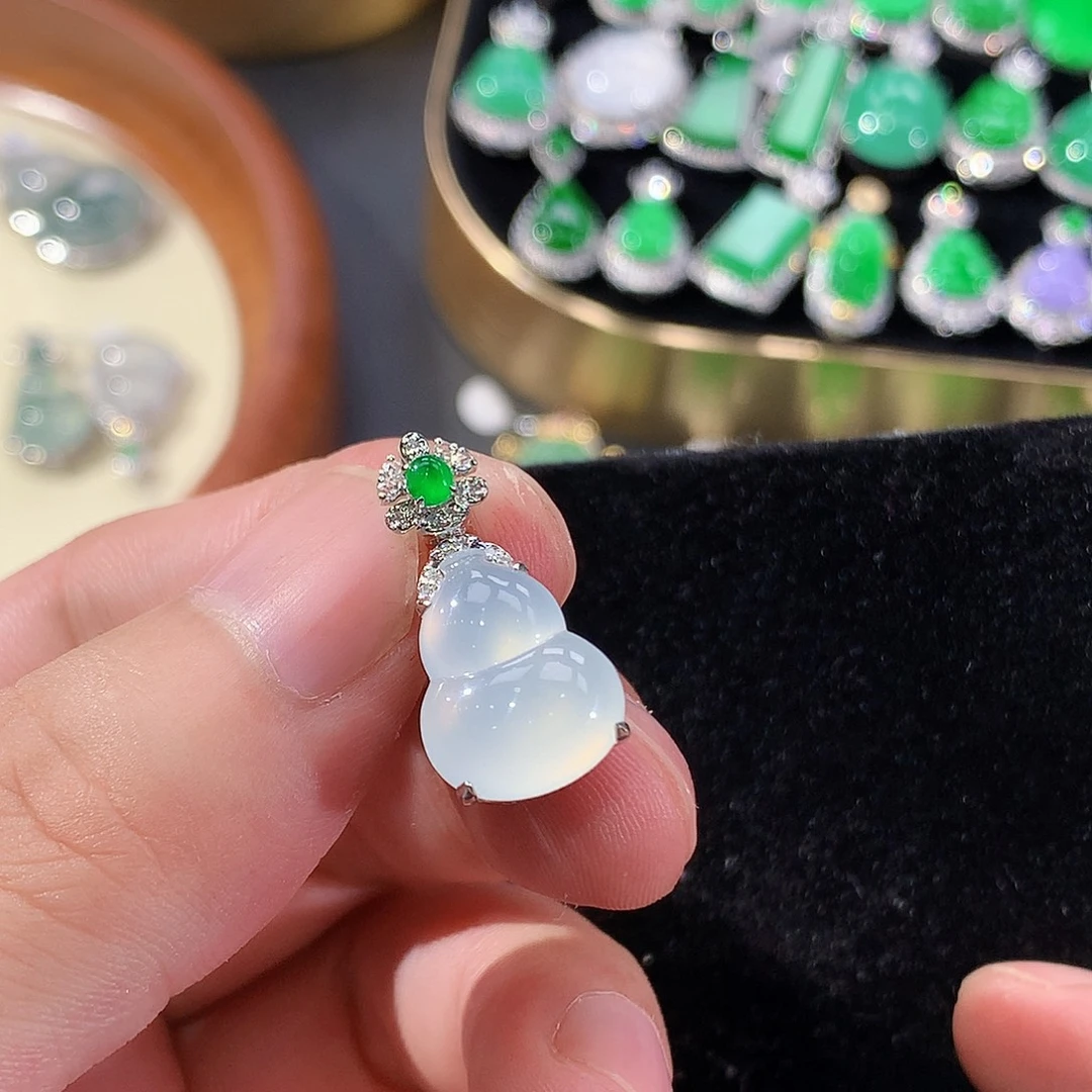 翡翠18K金镶嵌颈饰