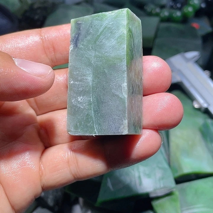 和田玉（碧玉）未镶嵌珠宝奇石