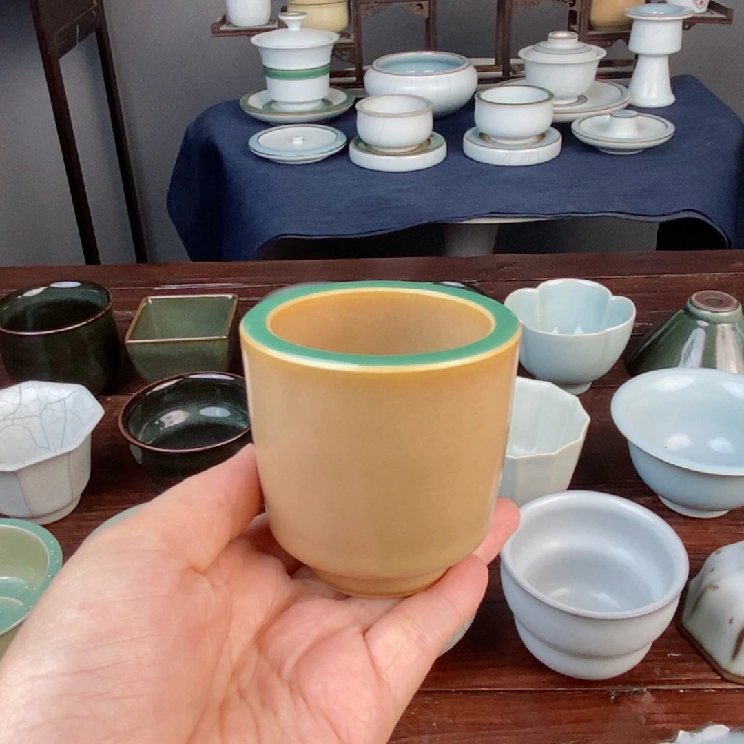 朱砂胎哥弟窑结合 米黄釉结合梅子青直口杯