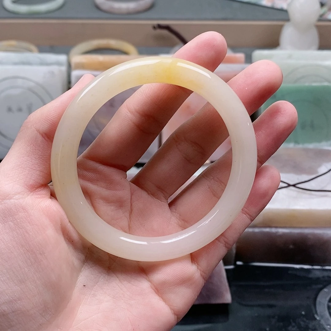 【闪购商品】石英质玉手镯未镶嵌L****Q