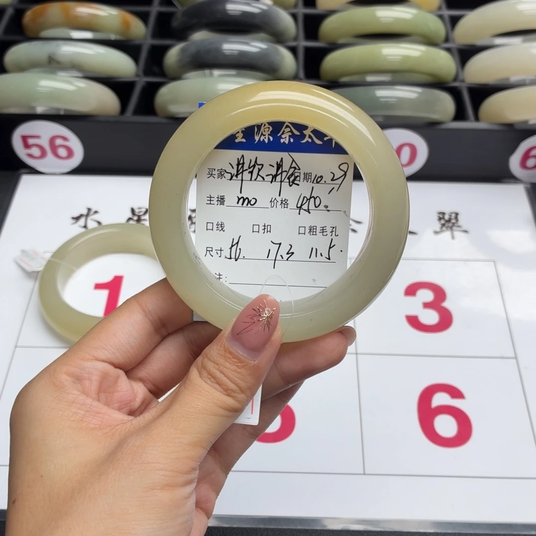 讲***食石英质玉未镶嵌手镯