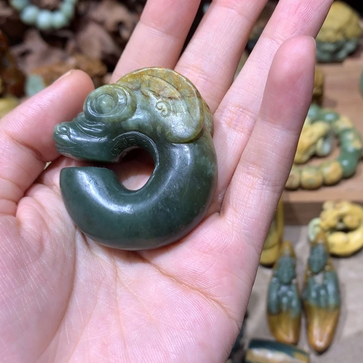 未镶嵌岫岩河磨玉（透闪石质玉）挂件
