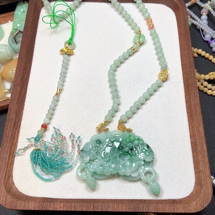 翡翠颈饰未镶嵌?吊坠