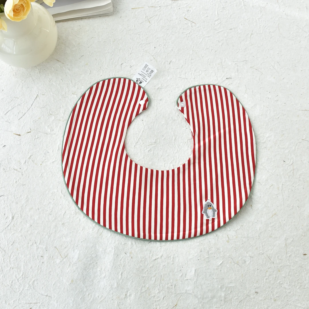 [y363]红条纹绿色刺绣小企鹅口水巾围兜新生儿防吐奶柔软透气可爱