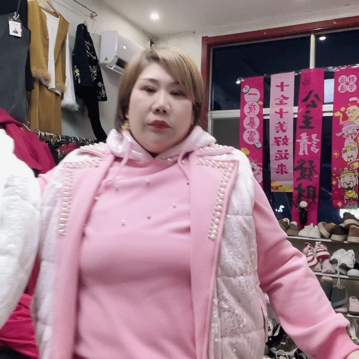 我***1挂脖款粉色重工3件套在这里