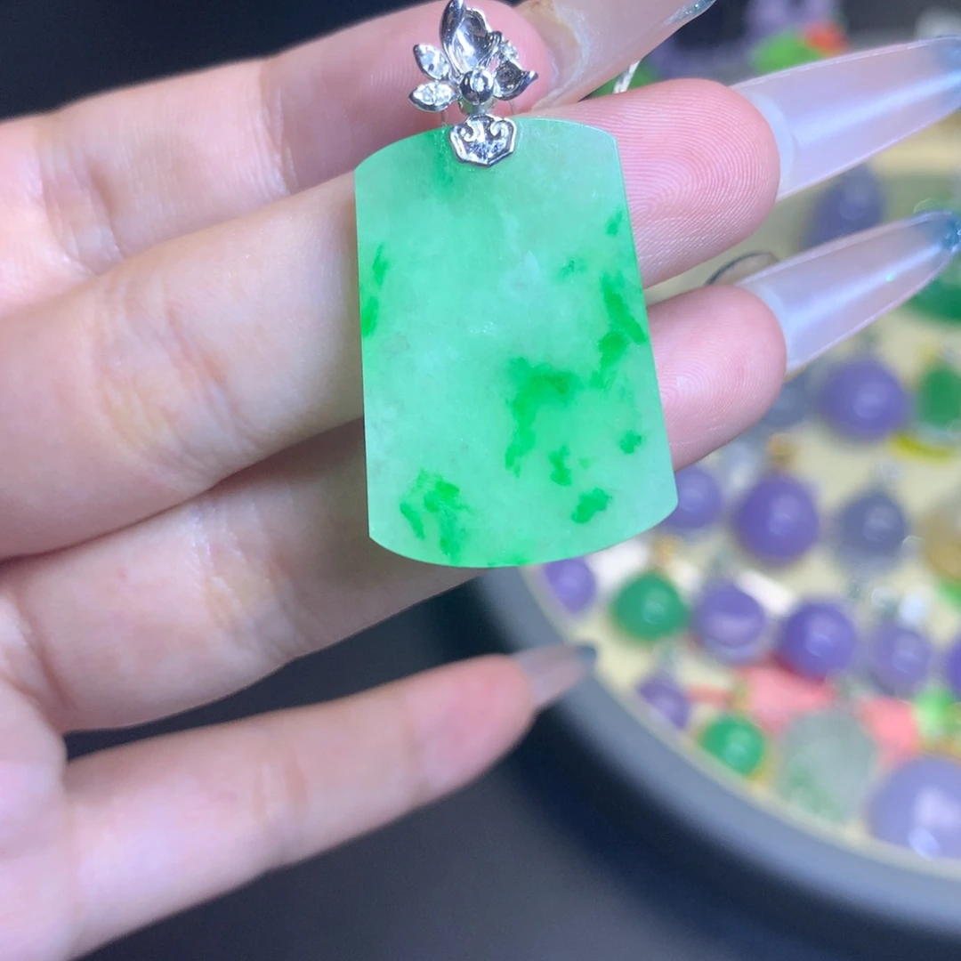 颈饰18K金镶嵌翡翠
