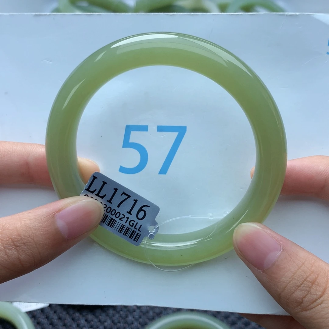 和田玉手镯未镶嵌欢***?