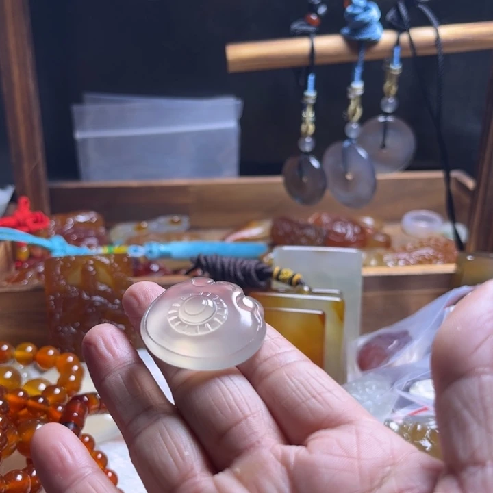 玛瑙/玉髓颈饰合金?**镜