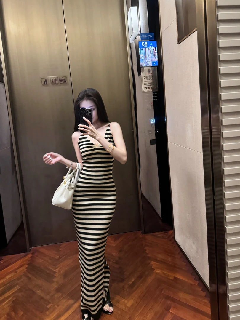 黑米条纹V领长款针织连衣裙海边度假裙
