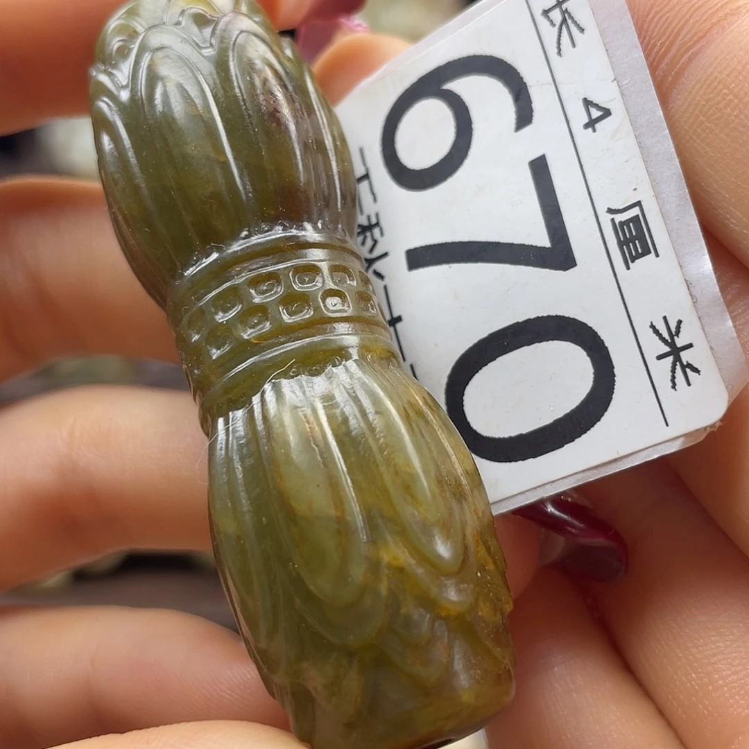 咔***咔和田玉未镶嵌颈饰