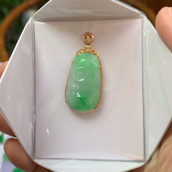 翡翠颈饰18K金镶嵌翡翠吊坠