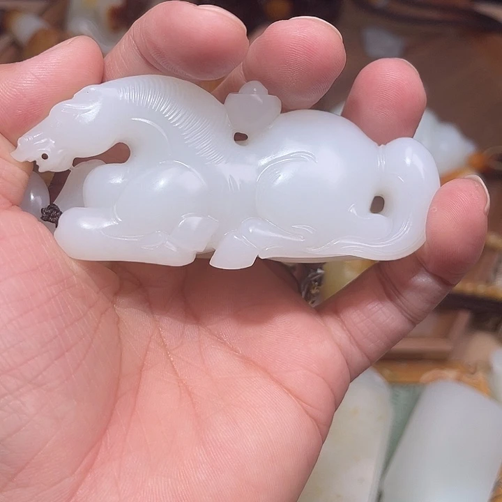 那***海和田玉未镶嵌颈饰