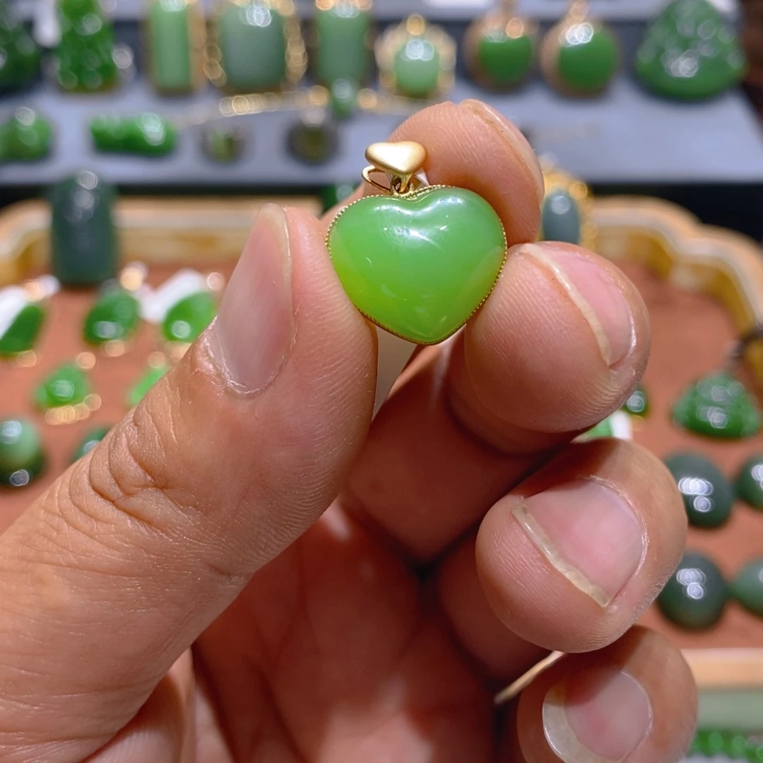 和田玉（碧玉）18K金镶嵌颈饰好***羊