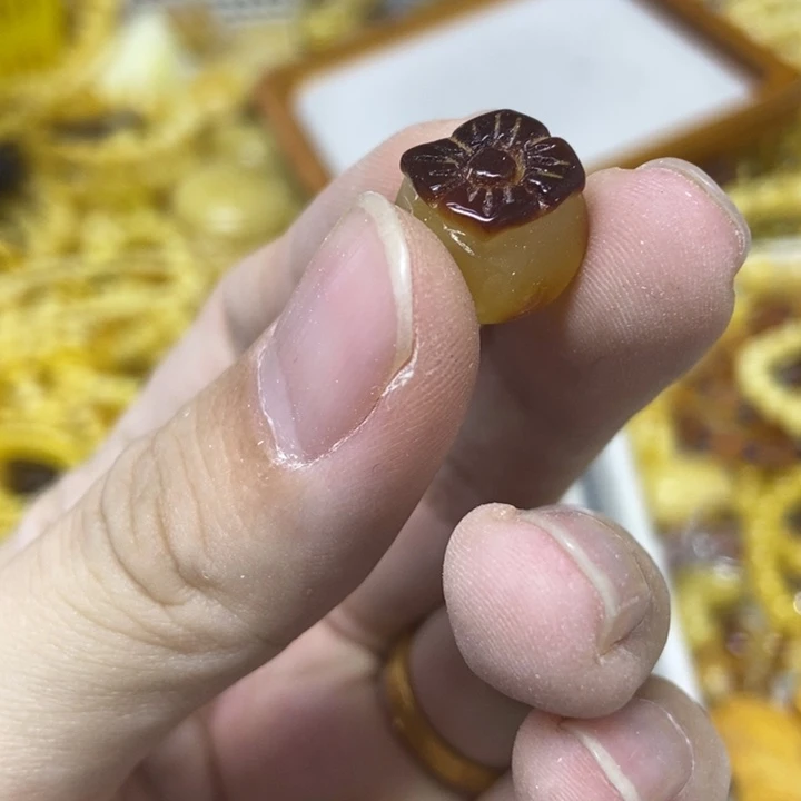蜜蜡未镶嵌裸石吊坠