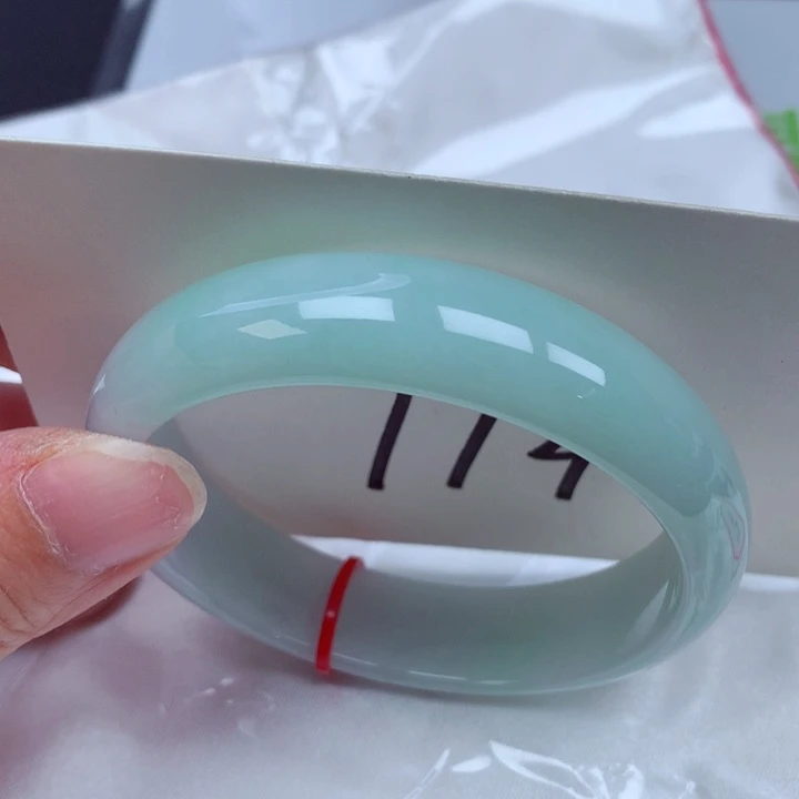 翡翠手镯未镶嵌翡翠