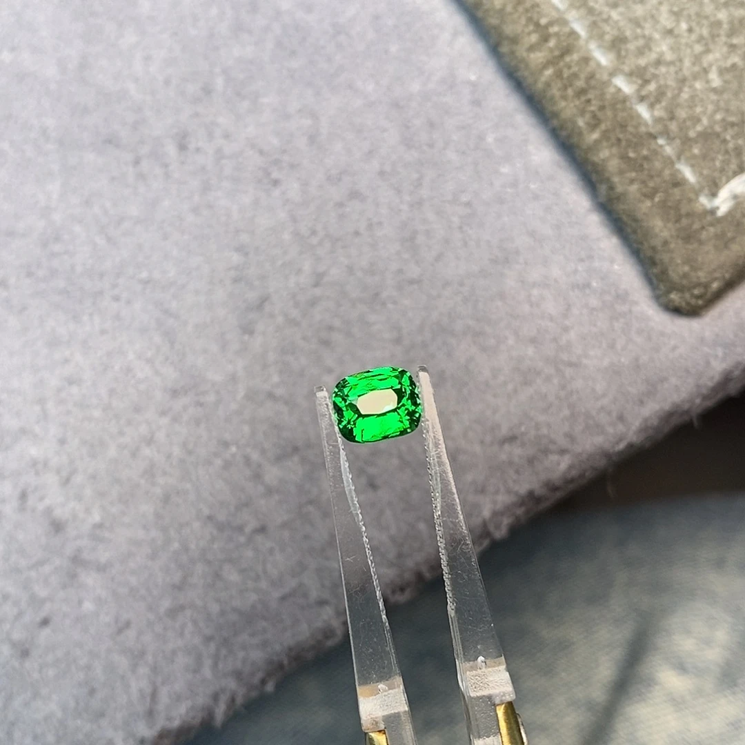未镶嵌石榴石（沙弗莱）珠宝半成品1.05ct 卡扎尼