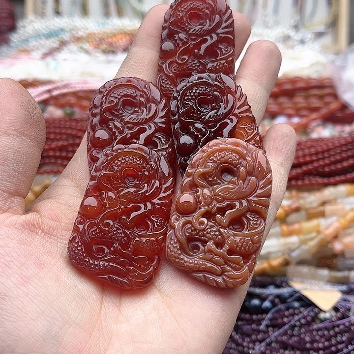 玛瑙/玉髓珠宝半成品未镶嵌一个玛瑙雕刻小龙吊坠随机发