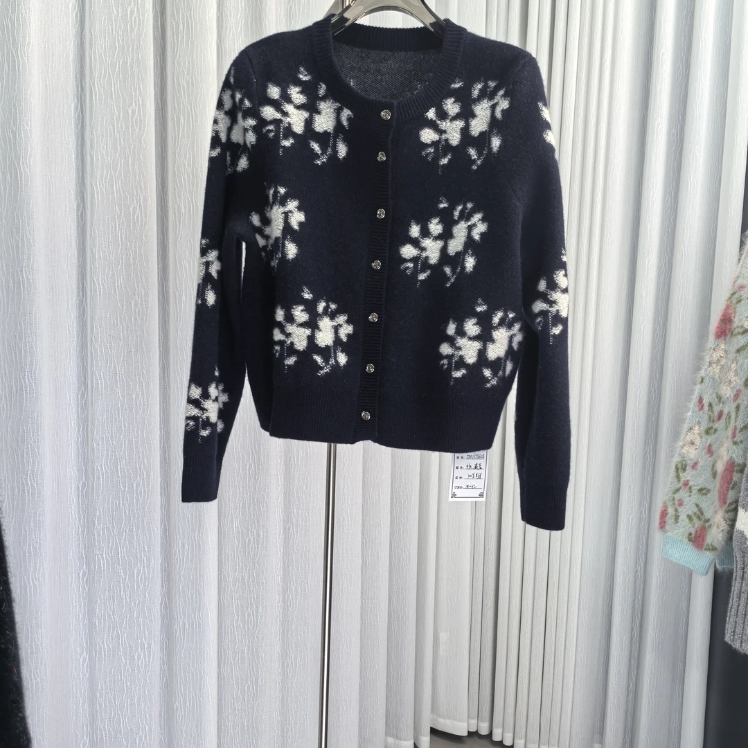 藏蓝宽松型针织提花羊绒衫绣花女士短款圆领秋冬厚款