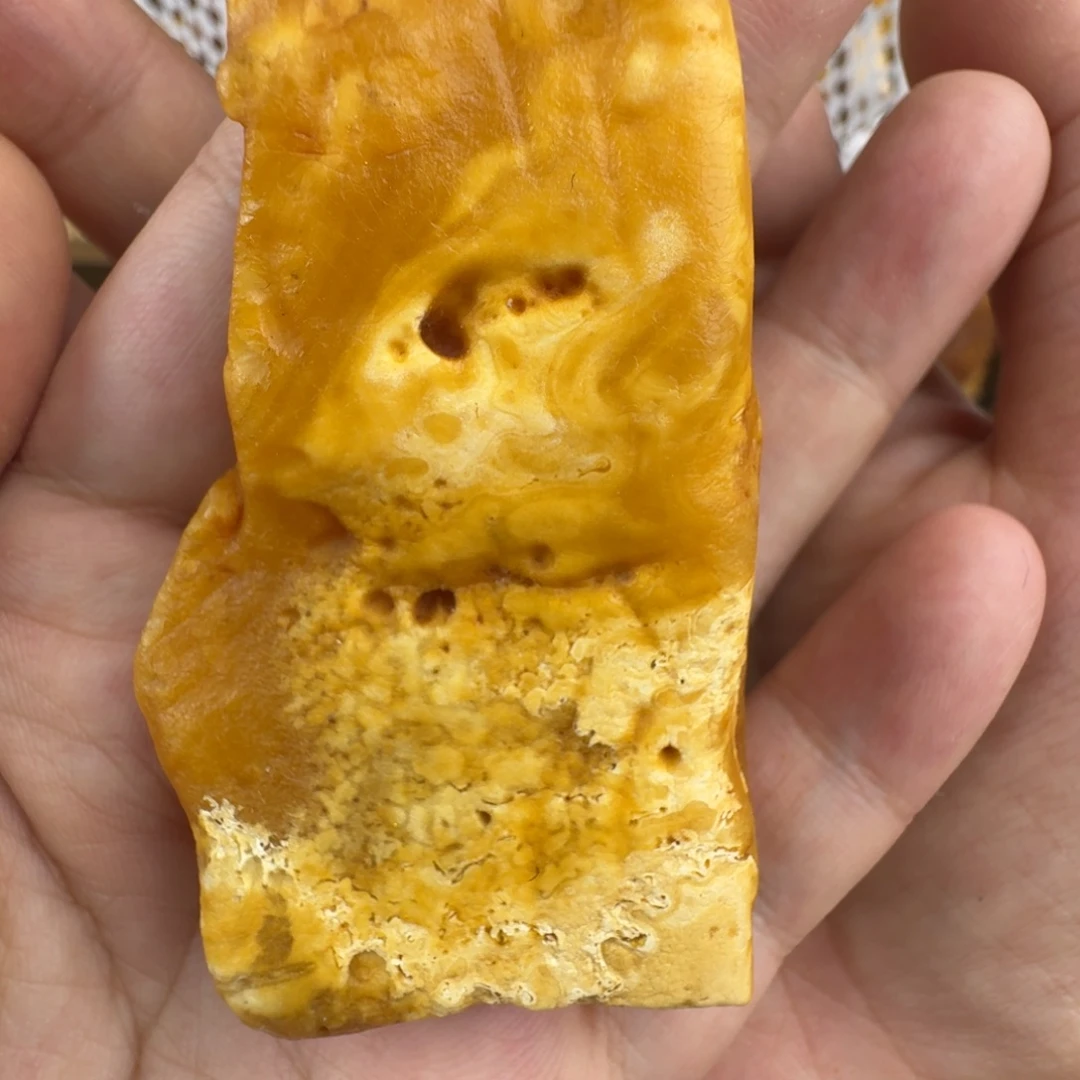 琥珀未镶嵌颈饰34.4克