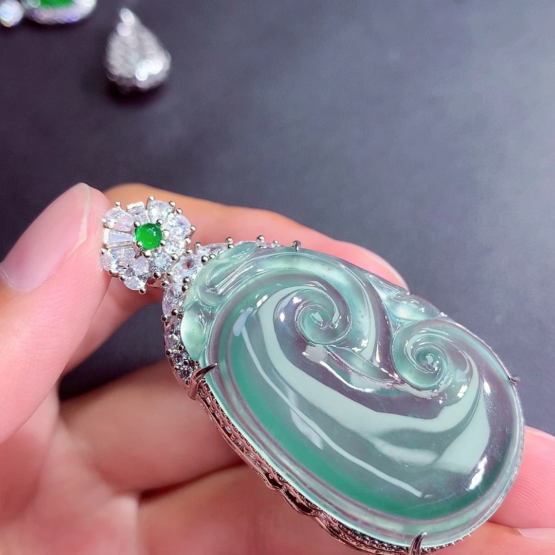 翡翠未镶嵌颈饰挂件