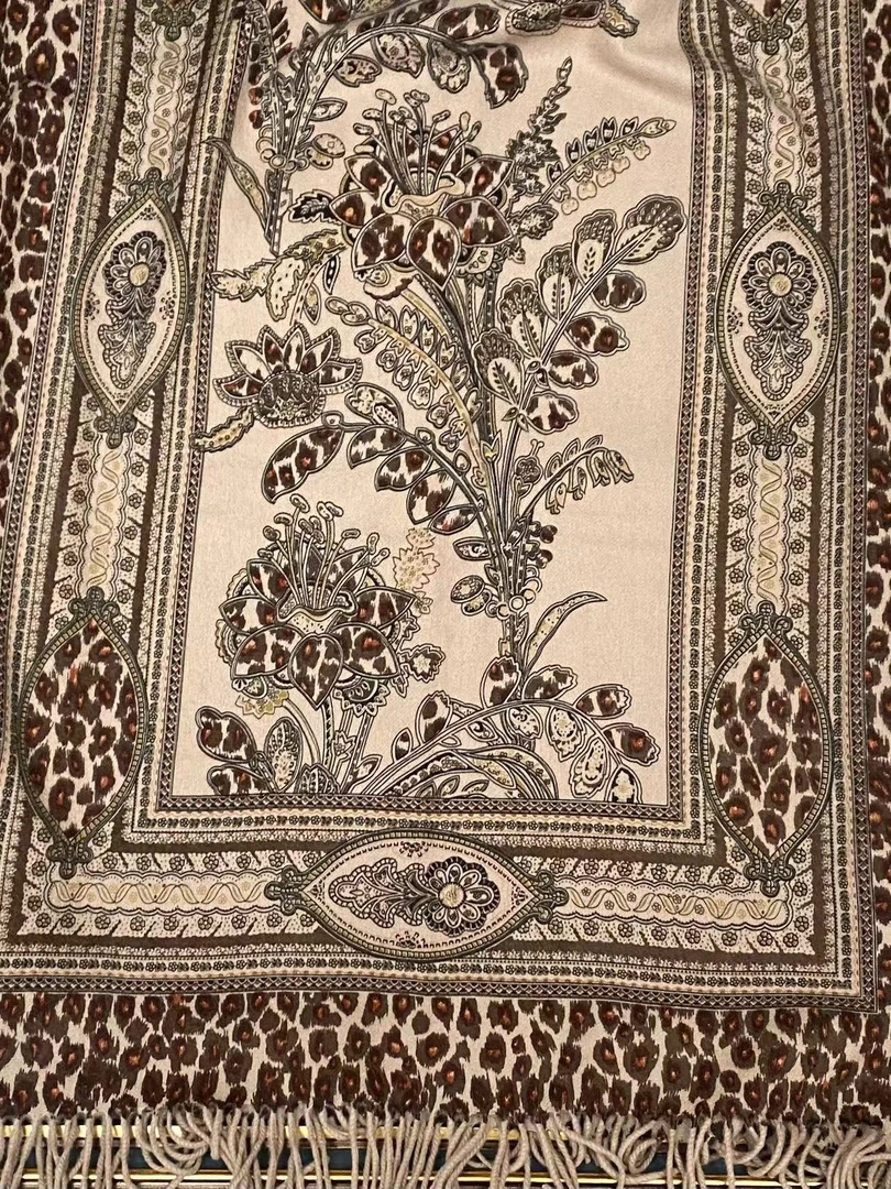 比娅豹点花卉卡其色羊绒披肩