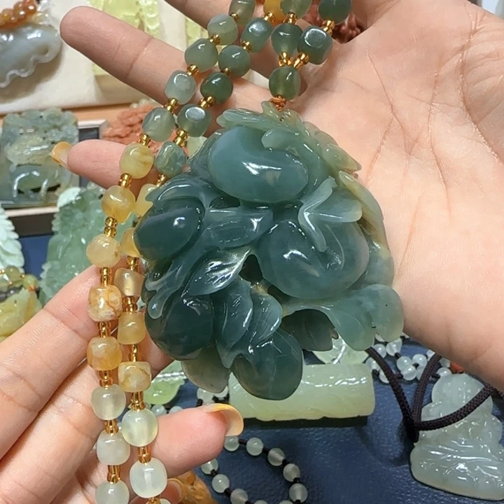 未镶嵌蛇纹石玉吊坠
