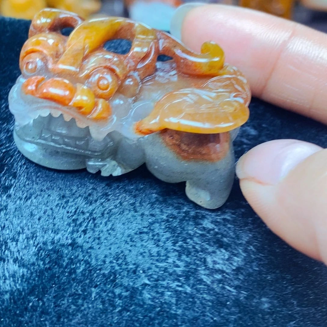 未镶嵌石英质玉（黄龙玉）颈饰