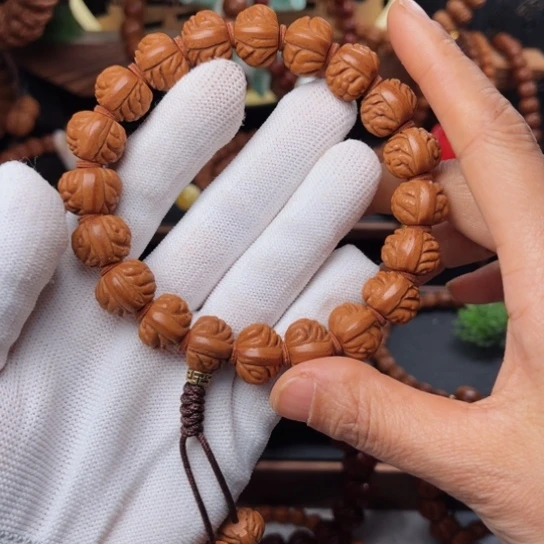 吊坠桃核15小金豆手持