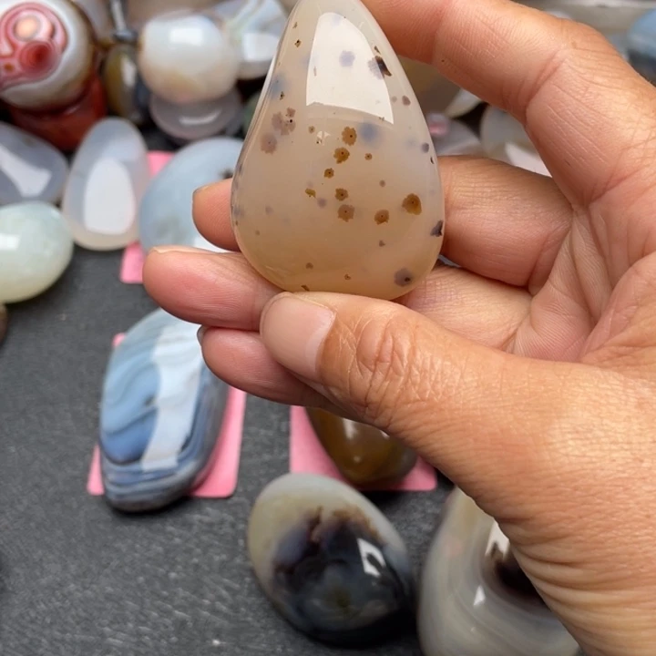 自***行玛瑙/玉髓未镶嵌玉髓马达加斯加玉髓玛瑙