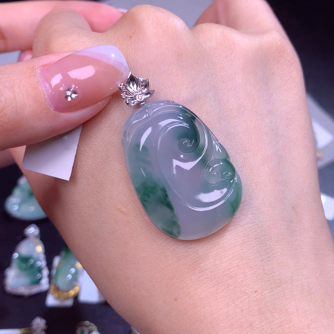 颈饰18K金镶嵌翡翠:****如意