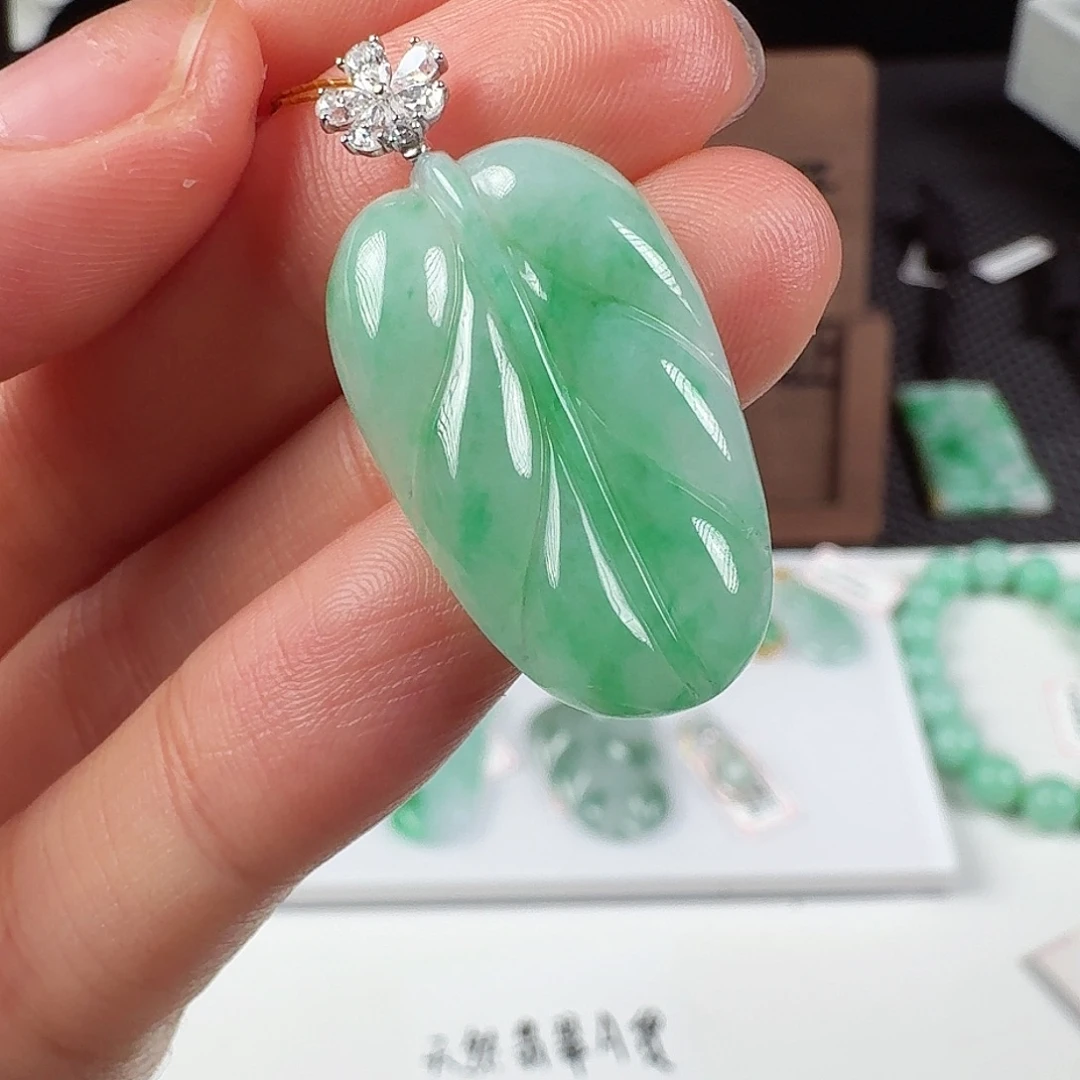 翡翠18K金镶嵌颈饰