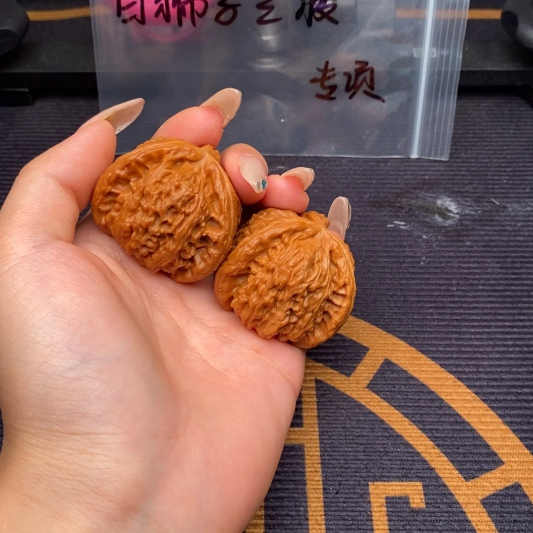Q***糖吊坠文玩核桃白狮子