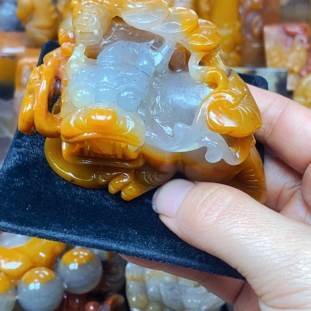 未镶嵌石英质玉（黄龙玉）颈饰