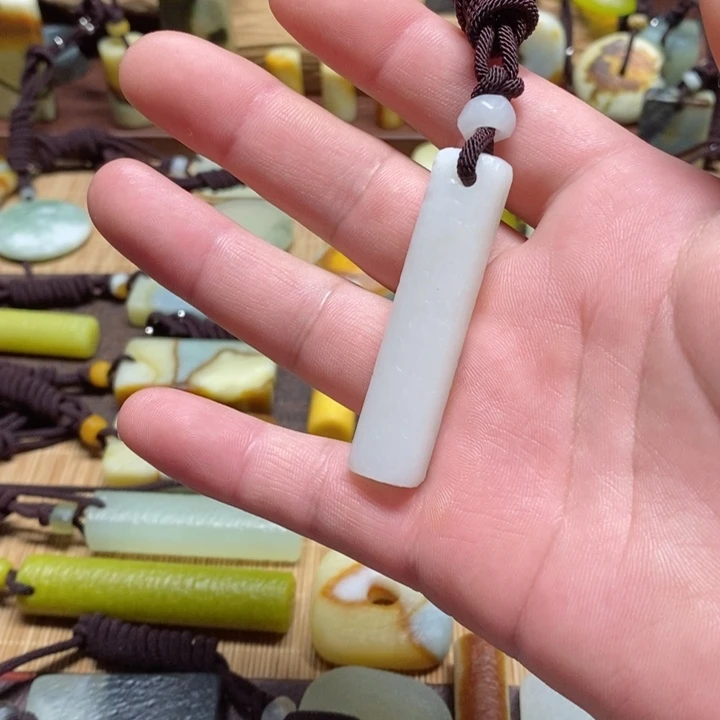 蛇纹石玉挂件未镶嵌