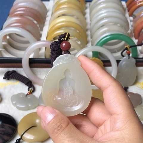石英质玉未镶嵌颈饰