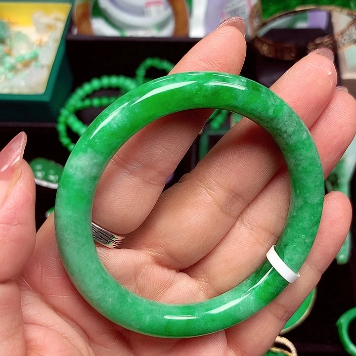 翡翠手镯未镶嵌翡翠