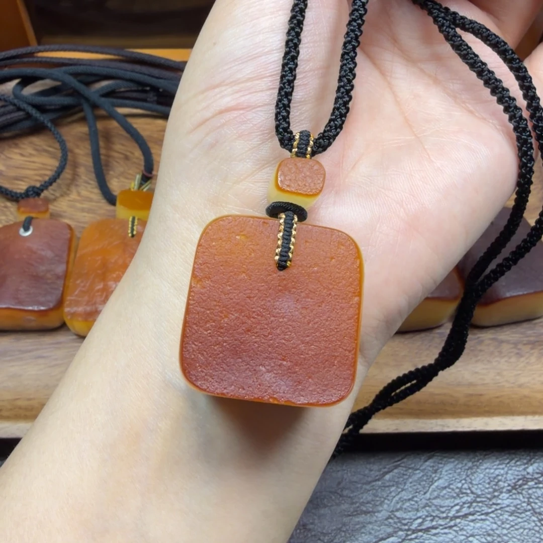 琥珀未镶嵌吊坠(赠链)