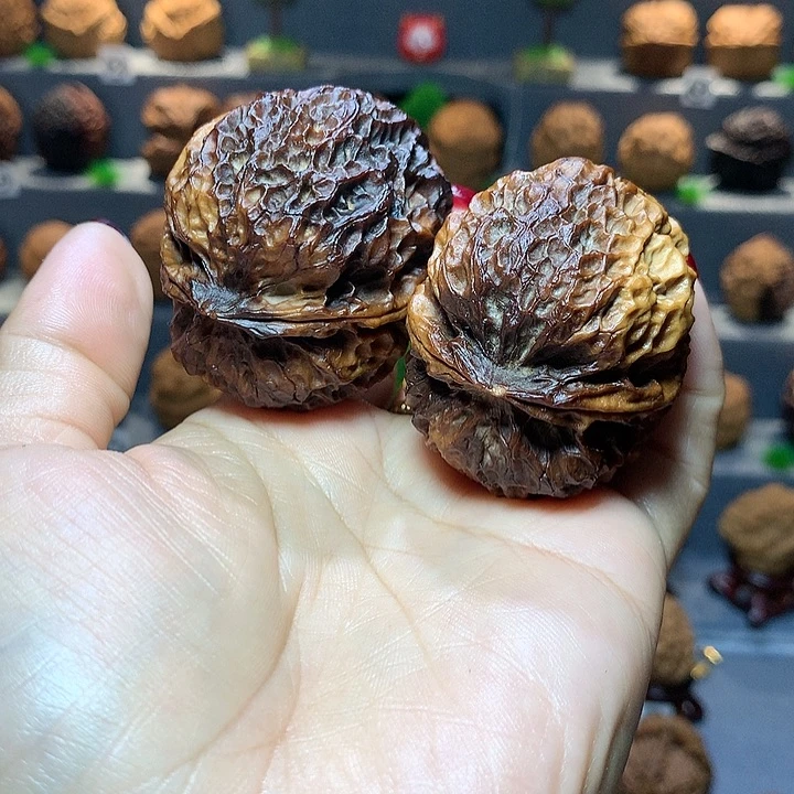 又***寸文玩核桃吊坠麒麟纹大绣球