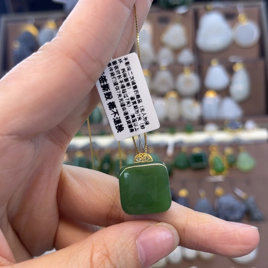 和田玉吊坠18K金镶嵌