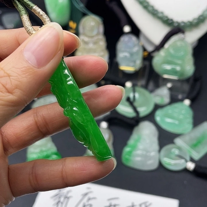 翡翠未镶嵌吊坠(赠链)