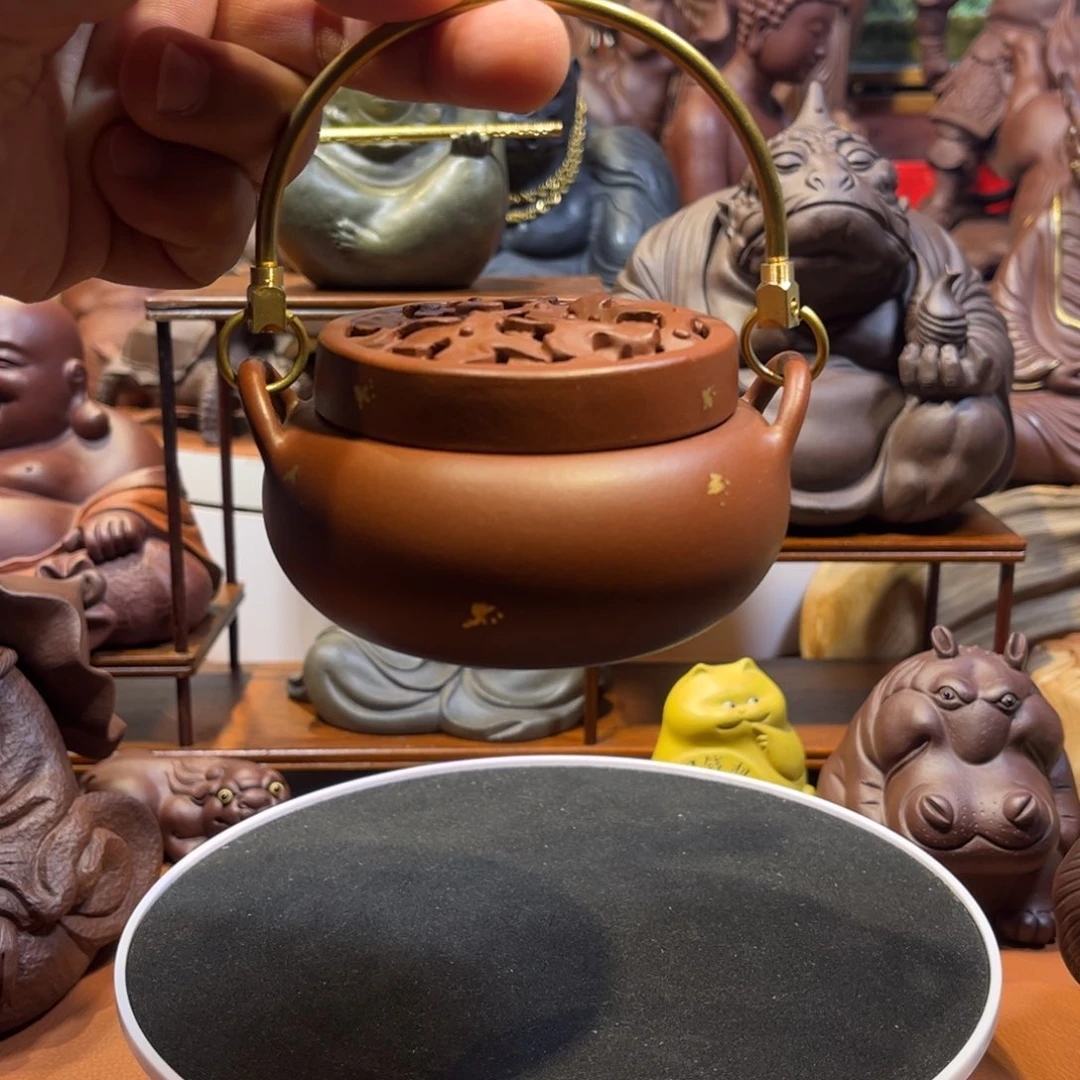 紫砂茶宠摆件。