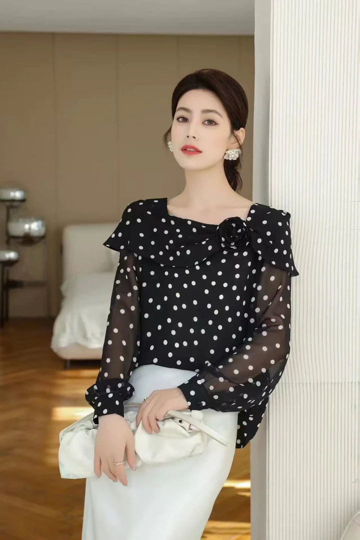 【风情万种】荷叶袖长袖显瘦小衫方领夏季波点百搭常规款套头上衣