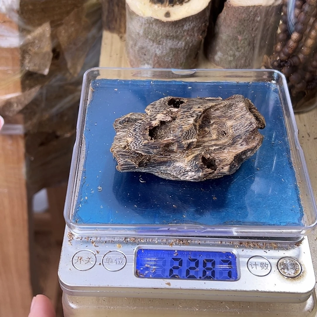 香料绿奇楠虫漏22克蓝宝石