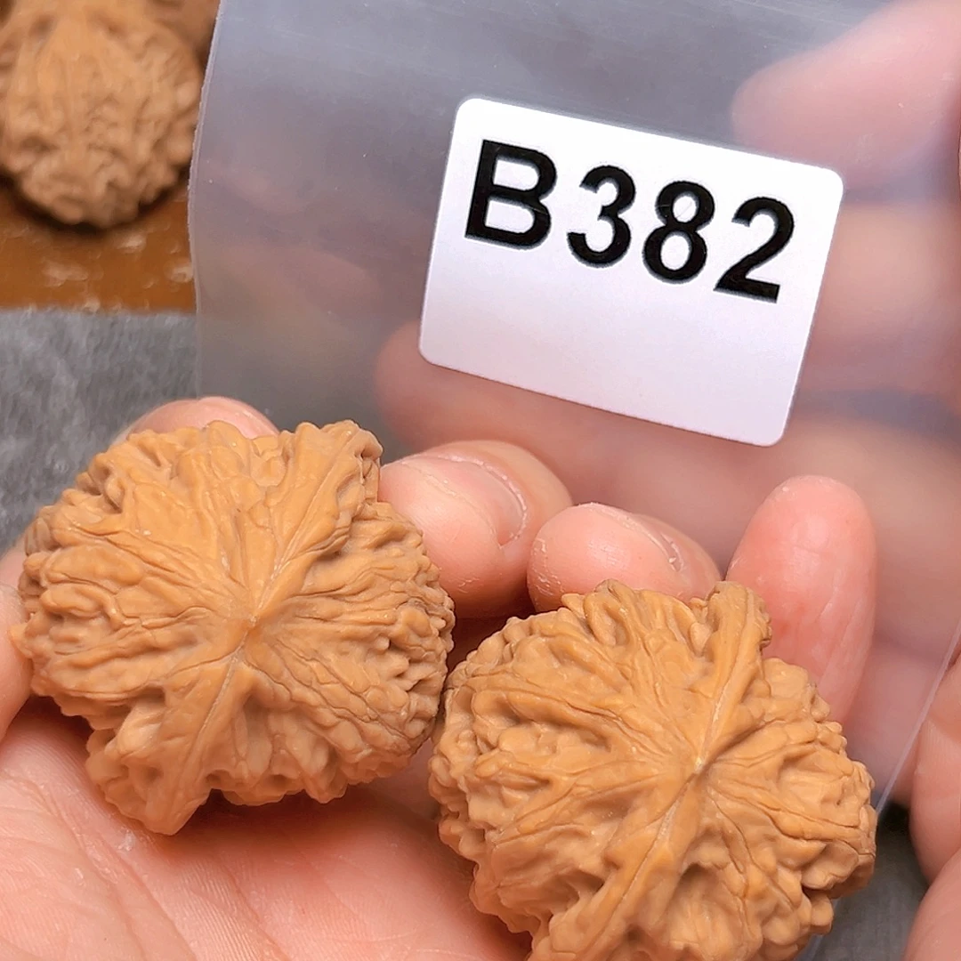 文玩核桃吊坠鸡心 有瑕疵