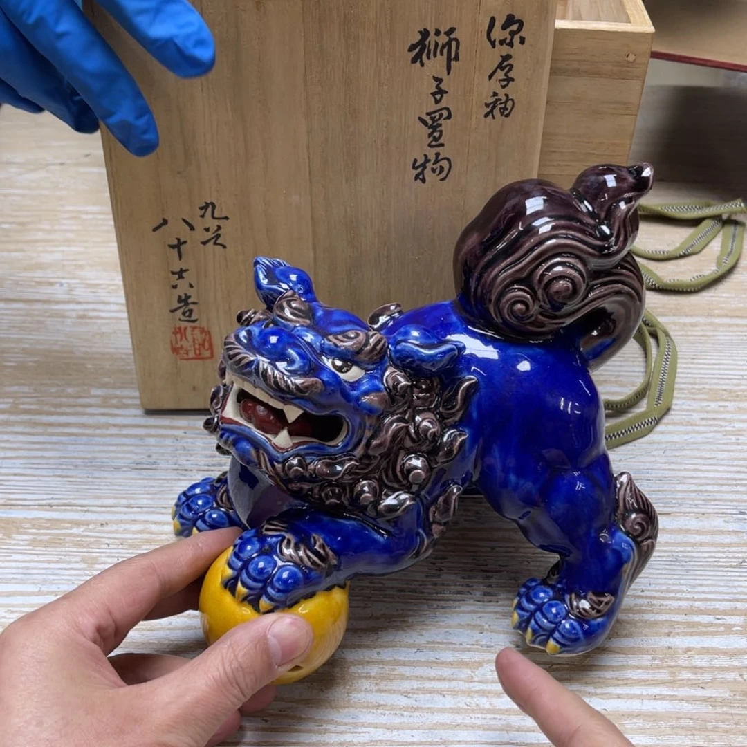 瓷片密密麻麻地排列着一个