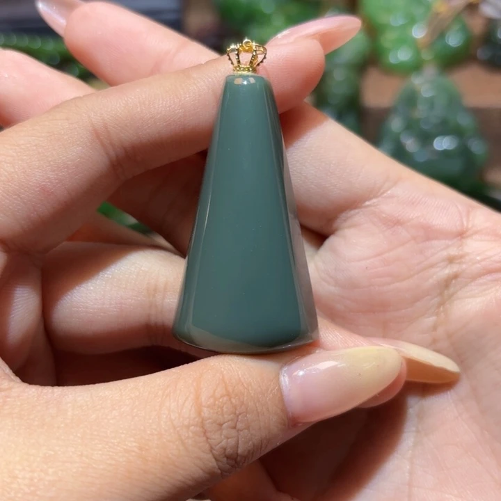 颈饰18K金镶嵌和田玉（碧玉）