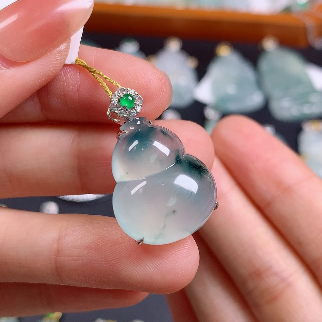 颈饰18K金镶嵌翡翠