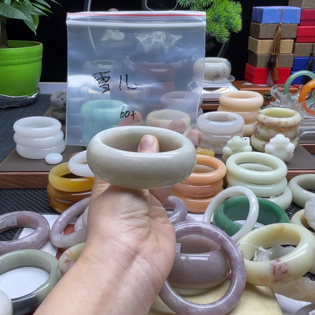 雪***儿石英岩玉未镶嵌手镯