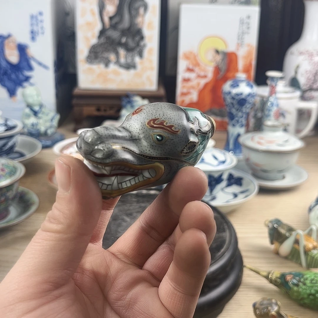 盘这两种陶瓷鼻烟壶都